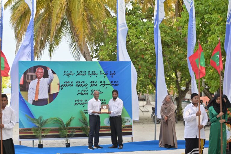 ބޮޑުފޮޅުދޫ ކައުންސިލުން އަރުވާ އެންމެ މަތީ ޝަރަފު ކުރީގެ ރައީސް ސޯލިހަށް އަރުވައިފި.