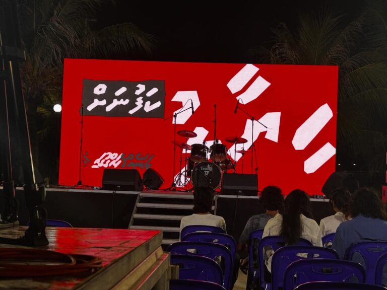 ސަރުކާރުގެ ރޭވުމަކީ ސޯޝަލް މީޑިއާގައި ކާކުކަން ނޭނގޭ އެކައުންޓްތަށް މެދުވެރިކޮށް ސަނާ ކިއުއްވުން – މުޒާހަރާގެ ބައިވެރިން