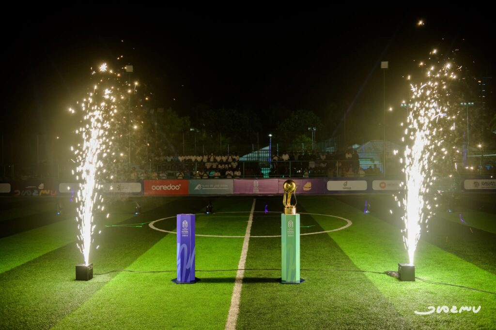 މުބާރާތުގެ ޓްރޮޕީ އަންވެއިލް ކުރުން.