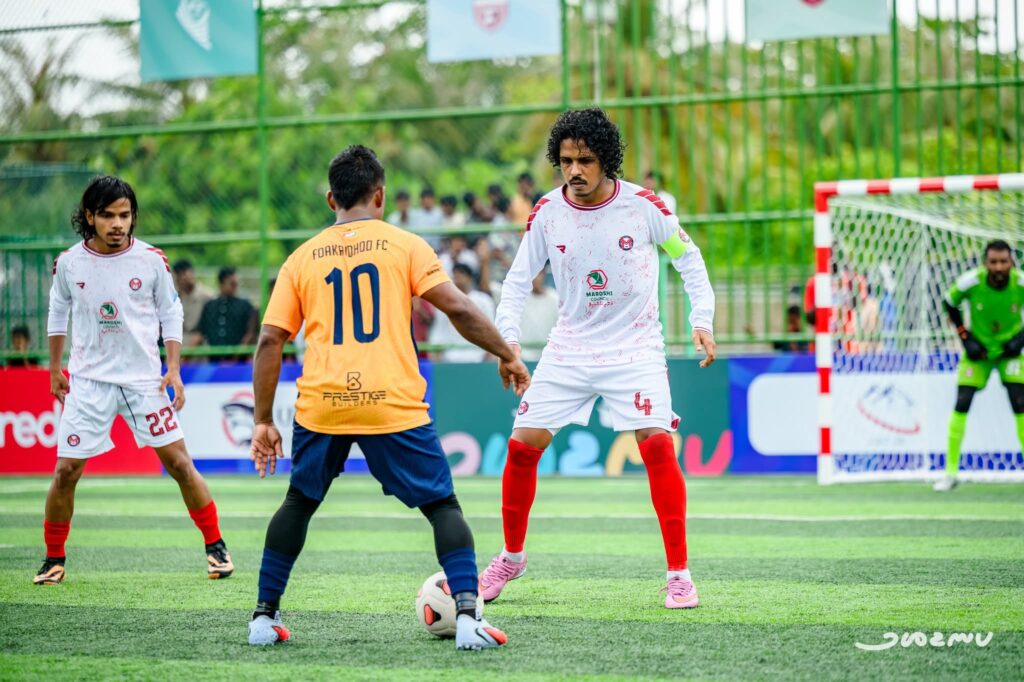 ކުޅުމުގެ ތެރެއިން މަރޮށި ޓީމުގެ ކެޕްޓަން ބޯޅަ ހިފައިގެން ދާން މަސައްކަތް ކުރަނީ