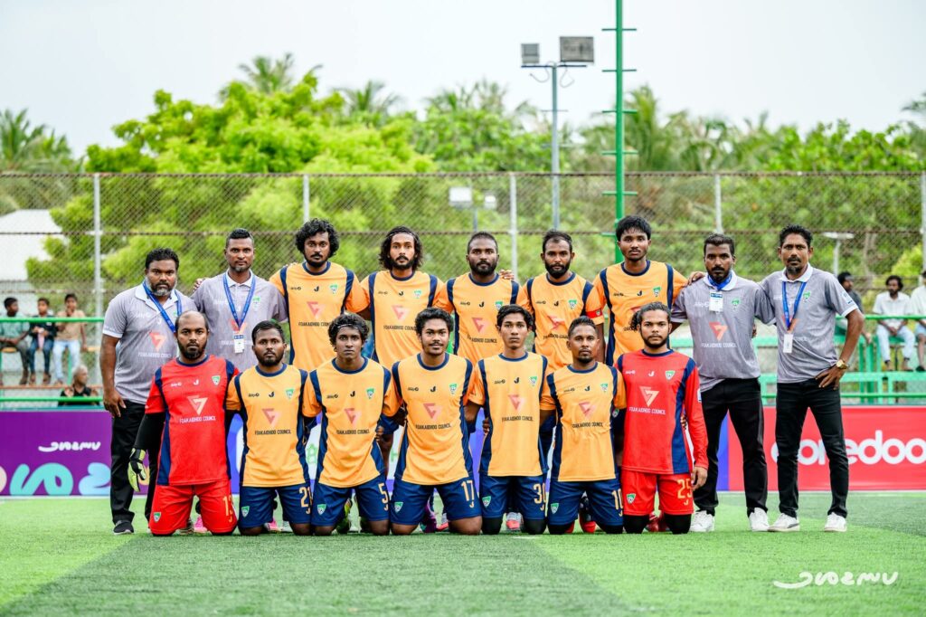 މެޗް ފެށުމުގެ ކުރިން ފޯކައިދޫ ޓީމް ގްރޫޕް ފޮޓޯއަކަށް ހުއްޓިލައިގެން