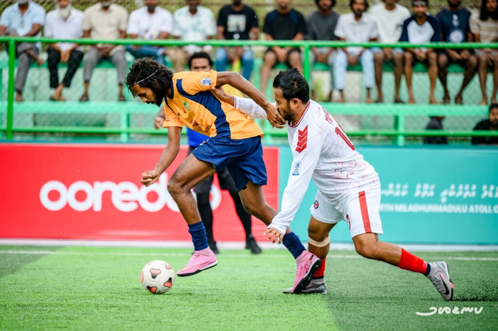 ފޯކައިދޫ ޓީމްގެ ހަލުވި ކުޅުންތެރިޔާ ޝަމާލް ބޯޅަ އަތުލައިގެން ދަނީ
