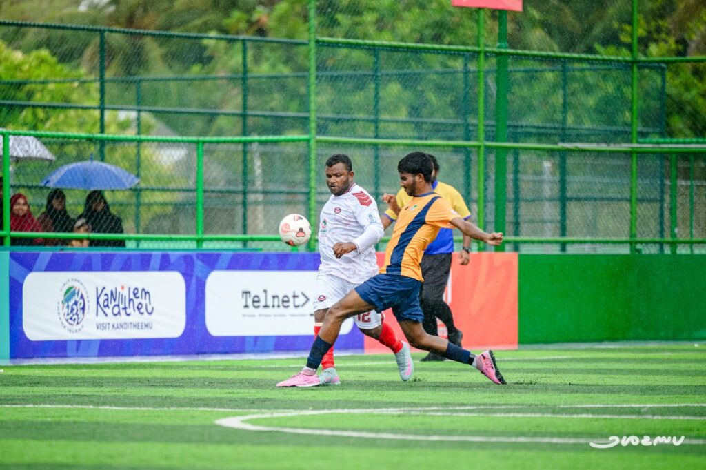 ކުޅުމުގެ ތެރެއިން ބޯޅަ ހޯދުމަށް ދެ ކުޅުންތެރިން މަސައްކަތް ކުރަނީ