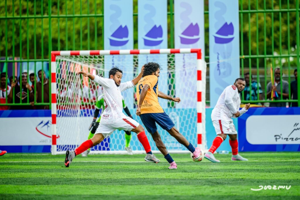 ފޯކައިދޫ ކުޅުންތެރިޔަކު މަރޮށީ ގޯލަށް ޝޫޓް ކުރަނީ