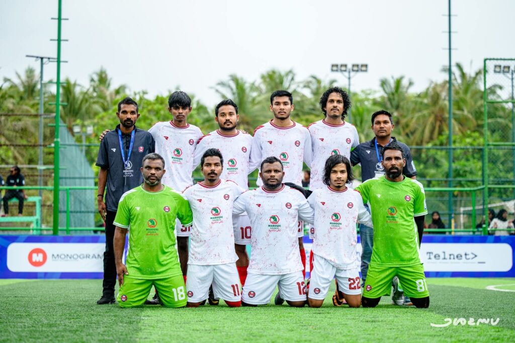 މެޗް ފެށުމުގެ ކުރިން މަރޮށި ޓީމް ގްރޫޕް ޕޮޓޯއެއް ނަގަނީ