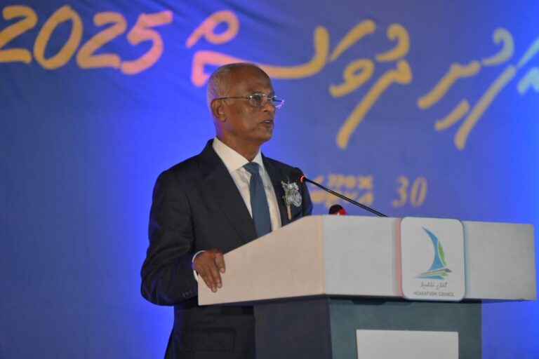 މިއަދު ފެންނަނީ ވަރުބަލިކަމެއް ނެތި 1 ރަށުން އަނެއް ރަށަށް ދަތުރުކުރާ އެއް ޓަނުގެ ހައިމާކަކާއި ކޮޅުވެއްޓިއެއް: ރައީސް އިބޫ