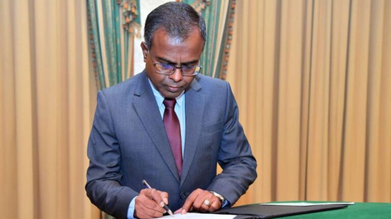 އައްޑޫގައި މާދަމާ ނަގާ ވޯޓަށް ކުރީގެ އުއްތަމަފަނޑިޔާރު ޑރ. އަޙްމަދު އަބްދުﷲ ދީދީގެ ޤާނޫނީ ލަފާ.