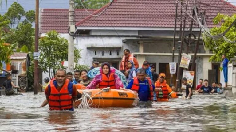 ތޫފާނާއެކު ބޯކޮށް ވާރޭވެހި އިންޑޮނޭޝިއާގައި ފެންބޮޑުވެ ބޮޑެތި ގެއްލުންތަކެއް ވެއްޖެ.
