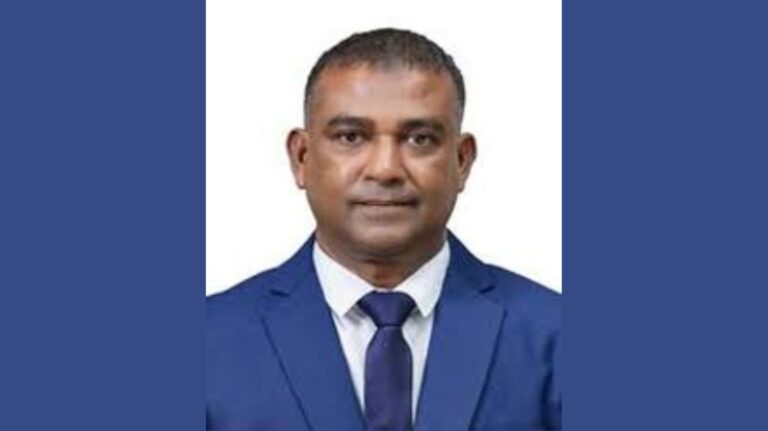 ކޮމަންޑޫ ދާއިރާގެ މެންބަރު މަޖިލީހުގައި ދެ އަހަރު ހޭދަކުރީ ބަހެއް ވިދާޅުނުވެ – ކޮމަންޑޫ އެމްޑީޕީ