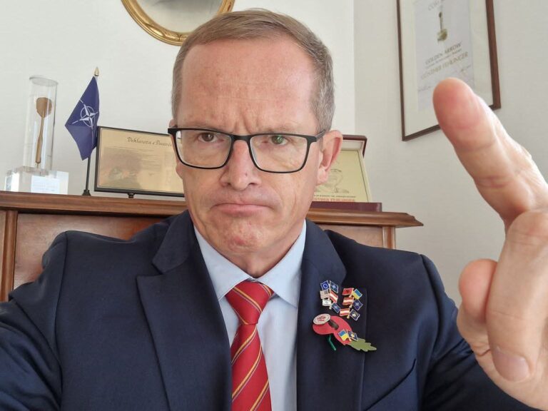 އެމެރިކާއިން ގްރީންލޭންޑަށް ހަމަލާދީފިނަމަ ޔޫރަޕްގައި ހުރި ހުރިހާ އަސްކަރީ ބޭސްތައް ނައްތާލާނަން – ފެލިންގާ