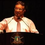 ޝައިހް އަޒީޒަށް ސްޓްރޯކެއް ޖެހި ފަރުވާ ދެނީ