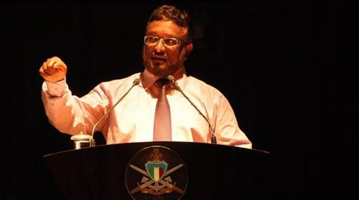 ޝައިހް އަޒީޒަށް ސްޓްރޯކެއް ޖެހި ފަރުވާ ދެނީ