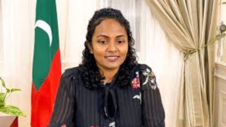 ޝައުނާ ވެސް މިހާރު ތިމާވެށީގެ ސައިންޓިސްޓެއް ކަމަށް ދަޢުވާކުރައްވަނީތޯ!