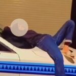 ޕޮލިސް ކާރެއްގެ މައްޗަށް ވެލައެއްހެން އަންހެން ކުއްޖަކު...