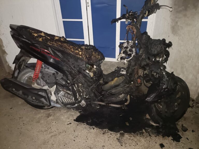 ފޯކައިދޫ ޕޮލިސް އިންޗާޖުގެ ސައިކަލުގައި ބަޔަކު ރޯކޮށްލައިފި.