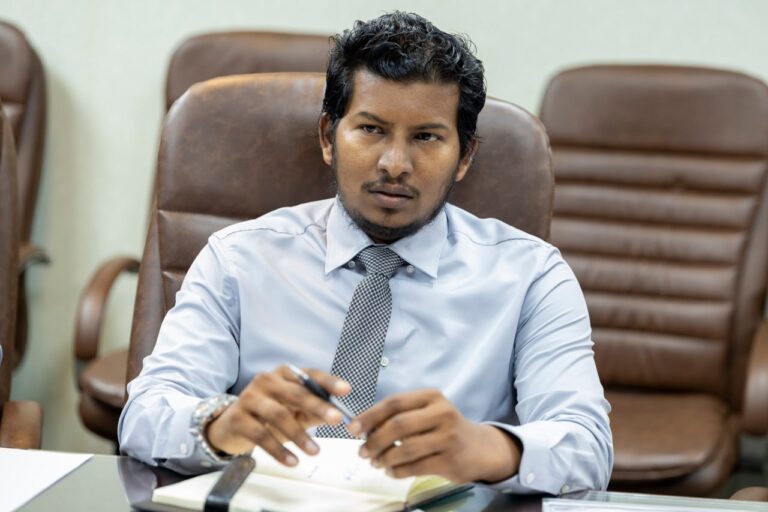 ސިޔާސީ ފިކުރު ތަފާތުވުމުން ޑެޕިއުޓީ މިނިސްޓަރު ކަމުން ވަކިކޮށްފި