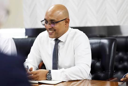 އެމްޑީޕީ ސަރުކާރުން ކުންފުނިތަކަށް ނެގި އަދަދަށް މިސަރުކާރުން މުވައްޒަފުން ނުނަގާ – ޒަރީރު
